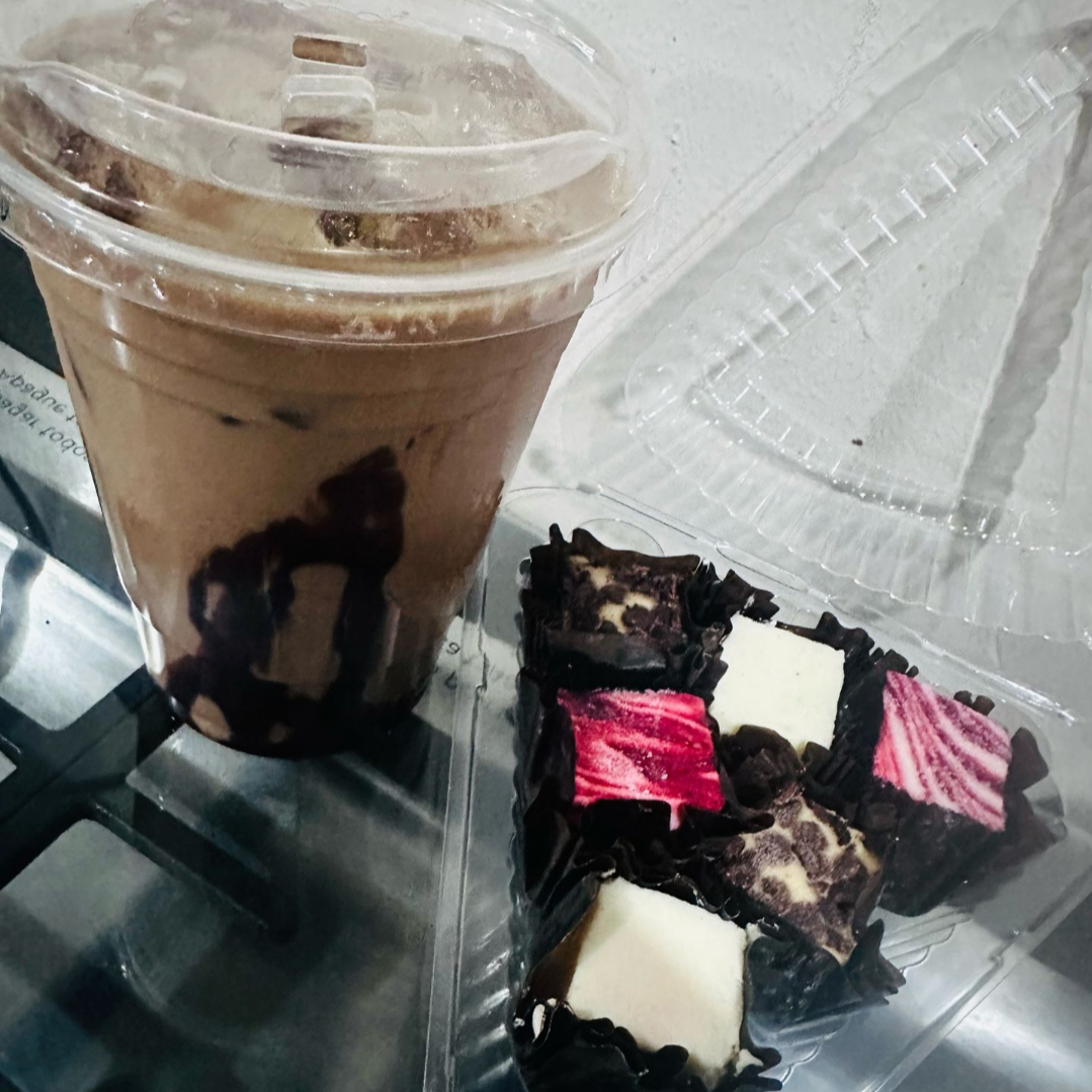 Mini Bites de Cheese Cake + Café Frío 16oz.