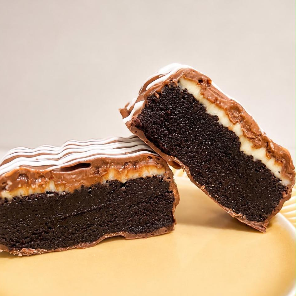 Uma receita de Brownie produzida de uma forma inusitada e que resultou um
Brownie úmido e denso com sabor marcante. Coberto com brigadeiro de ninho cremoso e uma
camada de Nutella. O que já estava bom ficou melhor com uma casquinha crocante de chocolate ao leite.