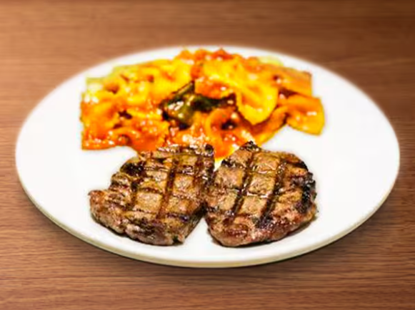 Dois escalopes de filet mignon grelhados. Acompanhamento à sua escolha.