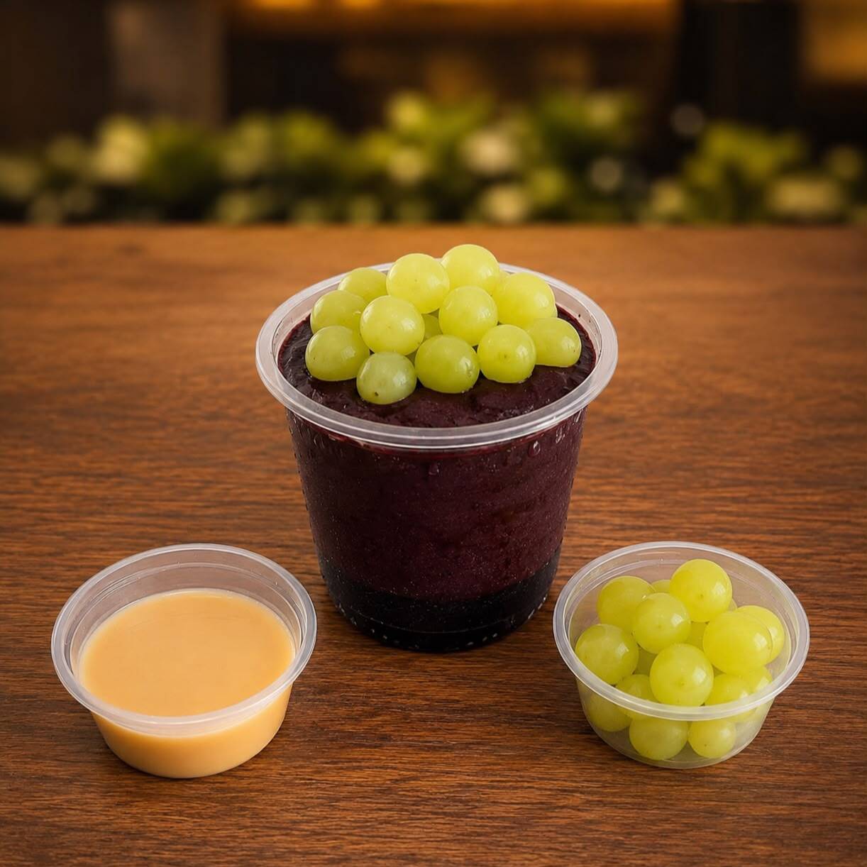 Açaí de 350ml, acompanhado com Uva verde e Leite Condensado.