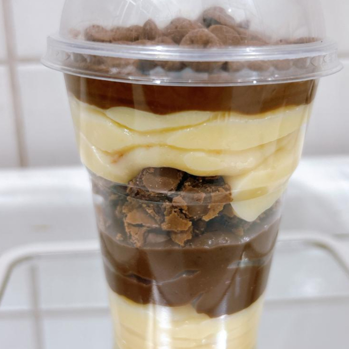 A combinação perfeita para quem não abre mão de qualidade. Montado em camadas para você sentir todos os sabores em cada colherada! O que vem no copo: * Brigadeiro cremoso de Leite Ninho; * Brigadeiro cremoso 50% chocolate; * Brownie em cubos; * Finalizado com mais brigadeiro de Leite Ninho, brigadeiro de chocolate e brownie. Ideal para dividir (ou não!).