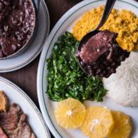 Feijoada completa fresquinha, acompanha arroz, feijão, farofa, banana a milanesa e couve!