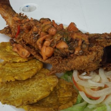 Pescado Frito Entero en Salsa de Mariscos