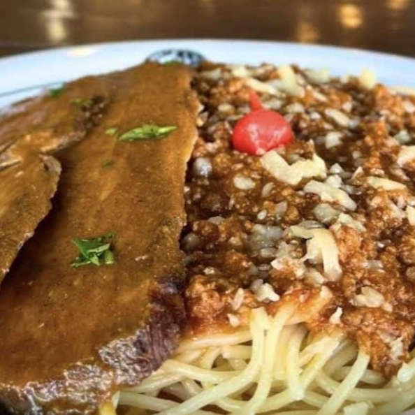 Encante-se com nosso excepcional 'Macarrão a Bolonhesa'. Este apetitoso prato é preparado com uma generosa porção de macarrão al dente, envolvido em um molho bolonhesa robusto e rústico, rico em sabores autênticos.
