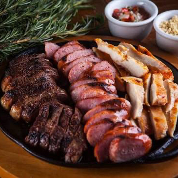 (Serve 3 pessoas) Proteínas: Frago,Carne,Calabresa,Toscana e Porco. acompanhamentos: Arroz Branco , baião, tropeiro, farofa, salada crua, salada de maionese, batata , pão de alho