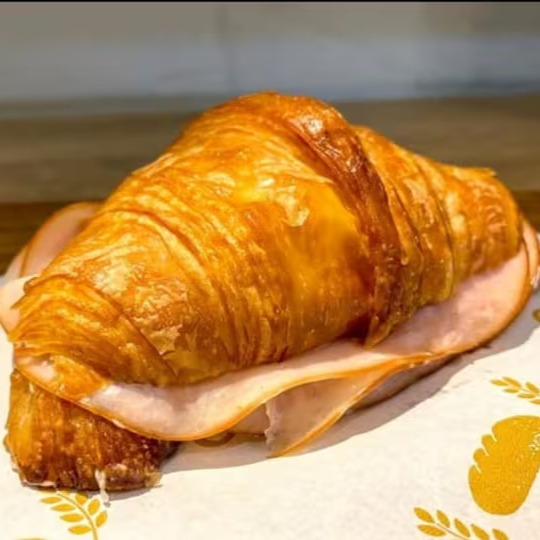 Sanduíche feito com peito de peru e requeijão, podendo ser nos pães Multigrãos, 100% Integral, Pão Francês, Baguete Francesa ou Croissant.