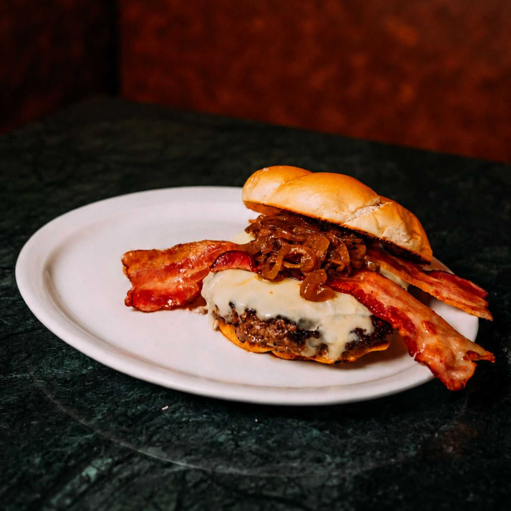 Blend de Wagyu de 180 Gr Temperado com Sal Granulado de Deserto / Blue Cheese / Bacon / Cebola Caramelizada com Conhaque / Molho Buffalo / Finalizado em Nosso Exclusivo Pão de Brioche Raw.
(ATENÇÃO APENAS AO PONTO, NÃO RETIRAMOS OU ENVIAMOS INGREDIENTES A PARTE)