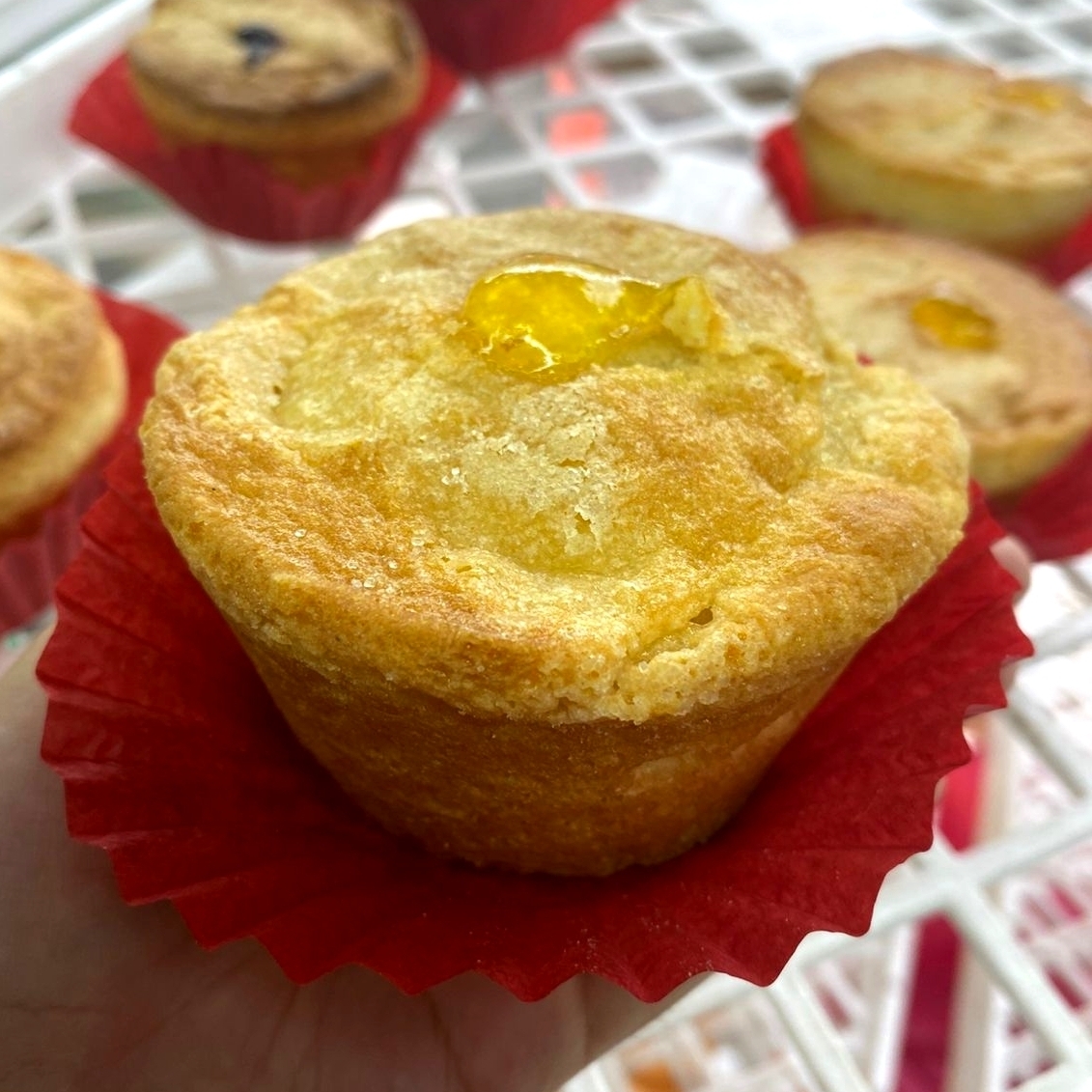Muffin de piña (muffin de naranja relleno de mermelada de piña)
