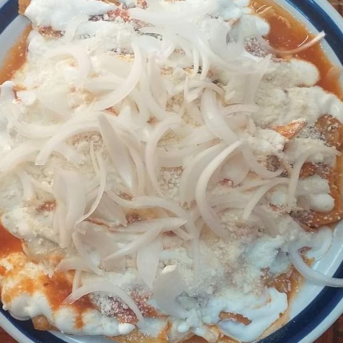 Chilaquiles Rojos con Huevo Estrellados