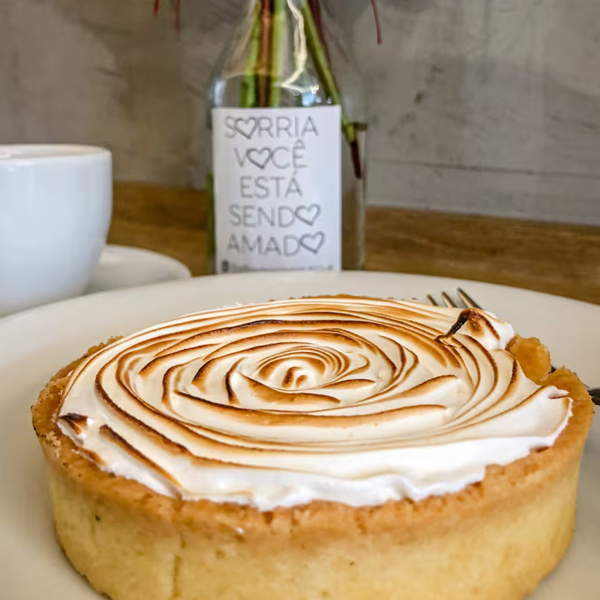 Torta de base de neutra, com creme de limão e merengue suíço ou maçã