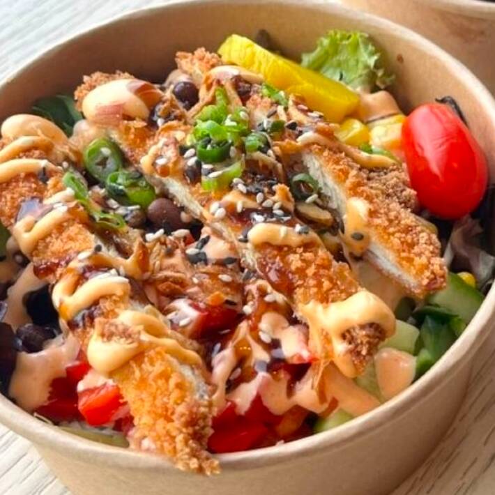 MIX DE FOLHAS , FILE DE FRANGO EM TIRAS TOMATE CEREJA MANGA MOLHO ESPECIAL SAKAY CREME CHEESE