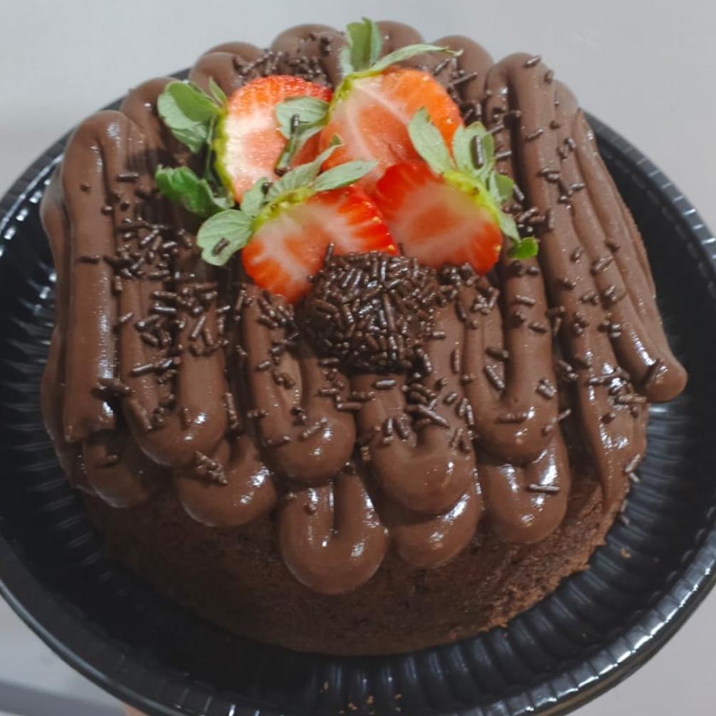 Com pedaços de amendoim e morango