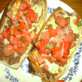 MOLLETES CON SALCHICHAS
