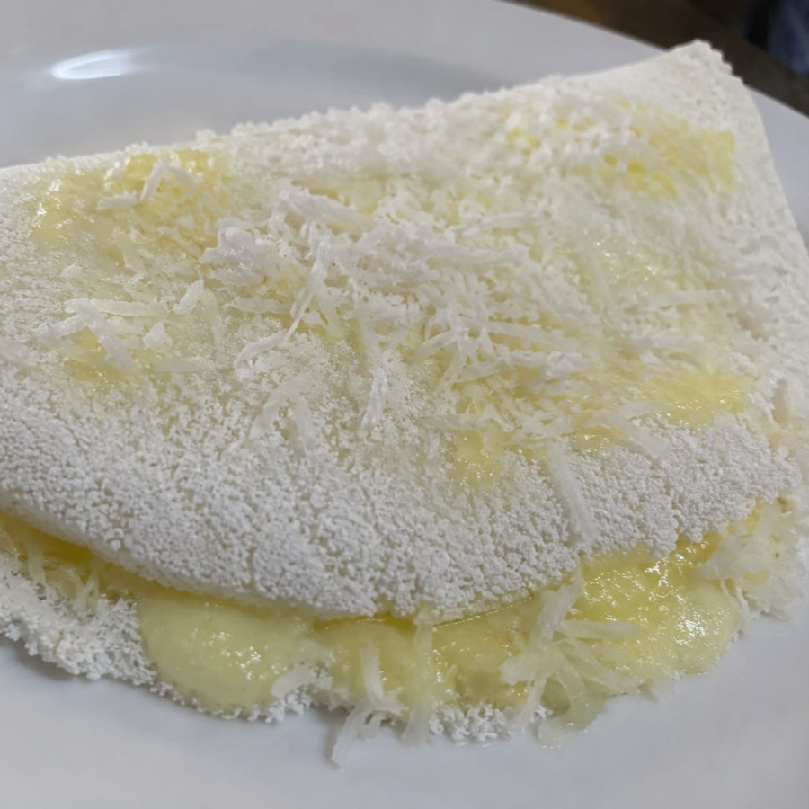 Uma tapioca que traz o verdadeiro sabor do Nordeste! Preparada na hora, com manteiga derretida e coco ralado fresquinho, oferecendo uma combinação perfeita de maciez, aroma e sabor em cada mordida. Simples, tradicional e irresistivelmente deliciosa!