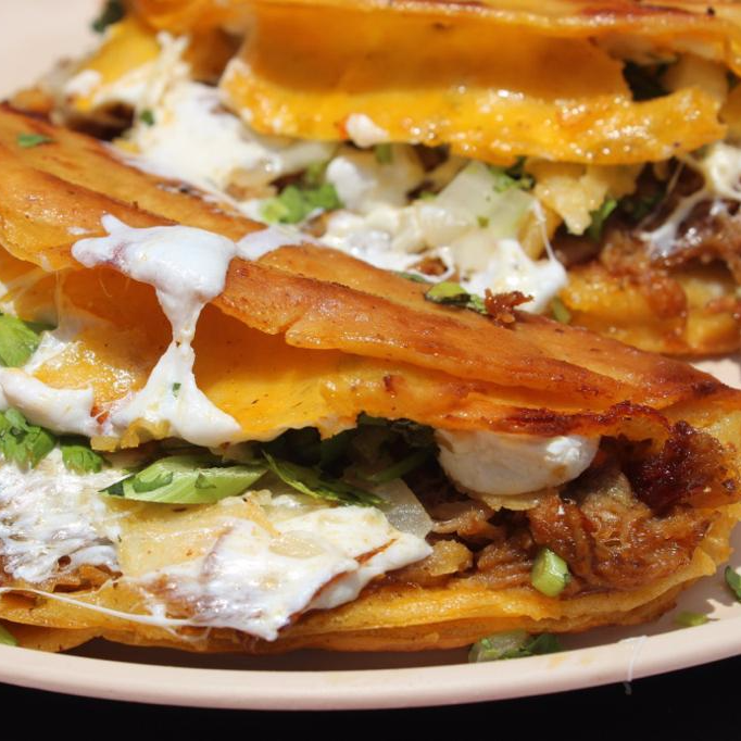 Taco de Barbacoa Dorado con Queso