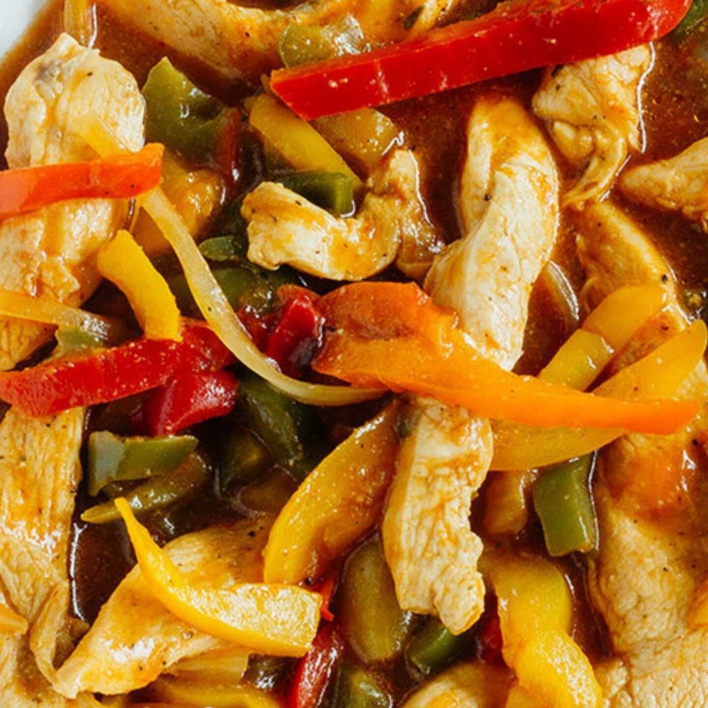FAJITAS DE POLLO CON ARROZ Y ENSALADA