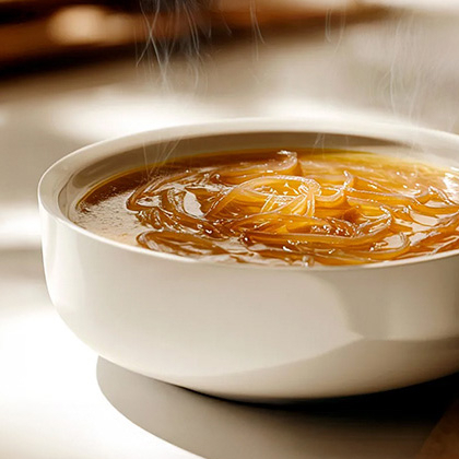 Uma clássica comfort food com toque francês e praticidade kük. Nossa Sopa de Cebola tem sabor marcante, textura cremosa e aquele aconchego de receita feita com carinho. Perfeita para os dias frios — e pronta em apenas 10 minutos! Inspiração francesa – sabor clássico e sofisticado Cremosa e reconfortante – ideal para dias frios Pronta em 10 minutos – é só aquecer Receita de edição limitada Sem conservantes artificiais Experimente enquanto é tempo e aqueça seu Dia com essa delícia! Atenção: produto congelado, pronto para consumo. Descongele no micro-ondas em apenas 10 minutos e está pronto. Gostoso, prático e sem conservantes!