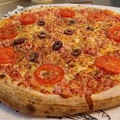 Presunto com mussarela e tomate.