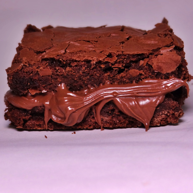 Brownie recheado com nutella e com uma camada de chocolate na parte de cima