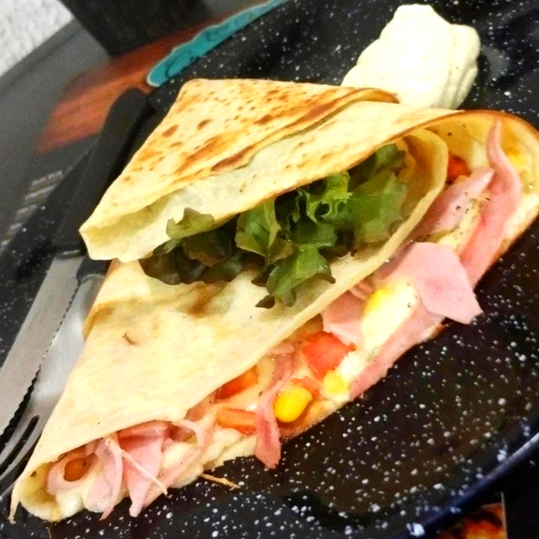 Presunto de peru ralado, muçarela e orégano. Acompanhamentos: milho, tomate, azeitona e alface