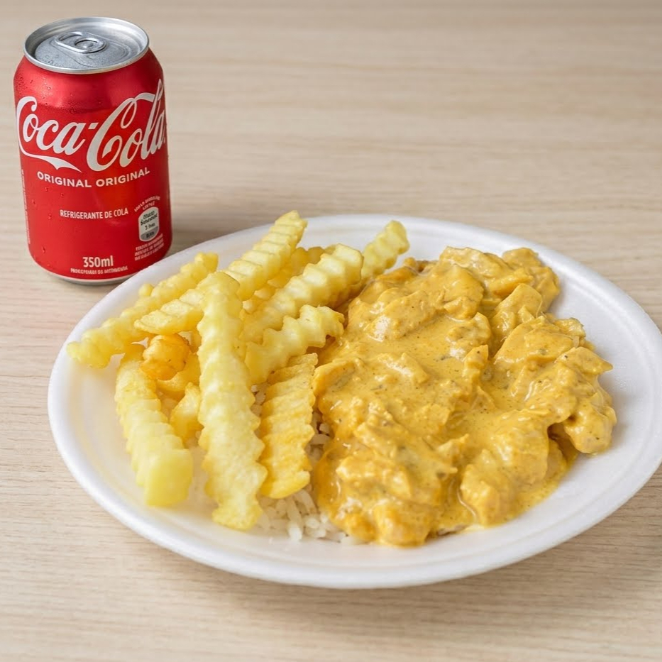 Marmita com delicioso filé de frango ao molho estrogonofe acompanhado de arroz branco e batata frita. Acompanha Lata de Coca-Cola 350ml Original ou zero a sua escolha. Marmita individual 1 pessoa, P de 550ml. Aprox. 450gr.