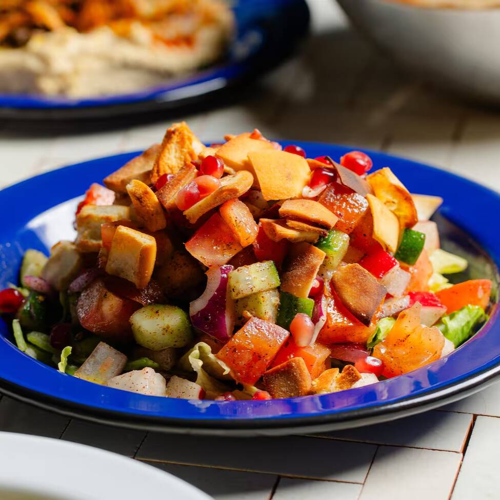 Nossa versão da tradicional salada árabe, preparada com tomate, pepino, rabanete, cebola roxa, alface americana, coentro fresco, especiarias e croutons crocantes de pão sírio. Uma salada leve, refrescante e cheia de sabor.