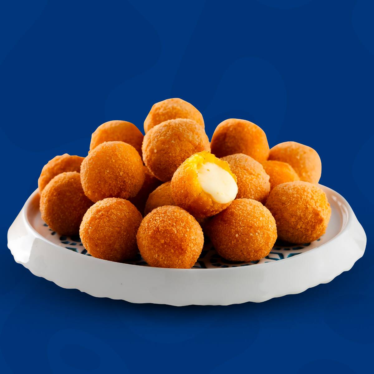 A Bolinha de Queijo é puro aconchego: massa leve, recheio de queijo de verdade e aquela crocância irresistível. Um clássico que nunca pode faltar na mesa.