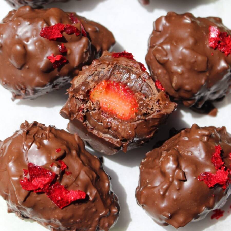 Morango inteiro envolvido em brigadeiro de chocolate, finalizado com cobertura de chocolate meio amargo e caramelo.
Estilo diamante negro
Aproximadamente 100 gramas