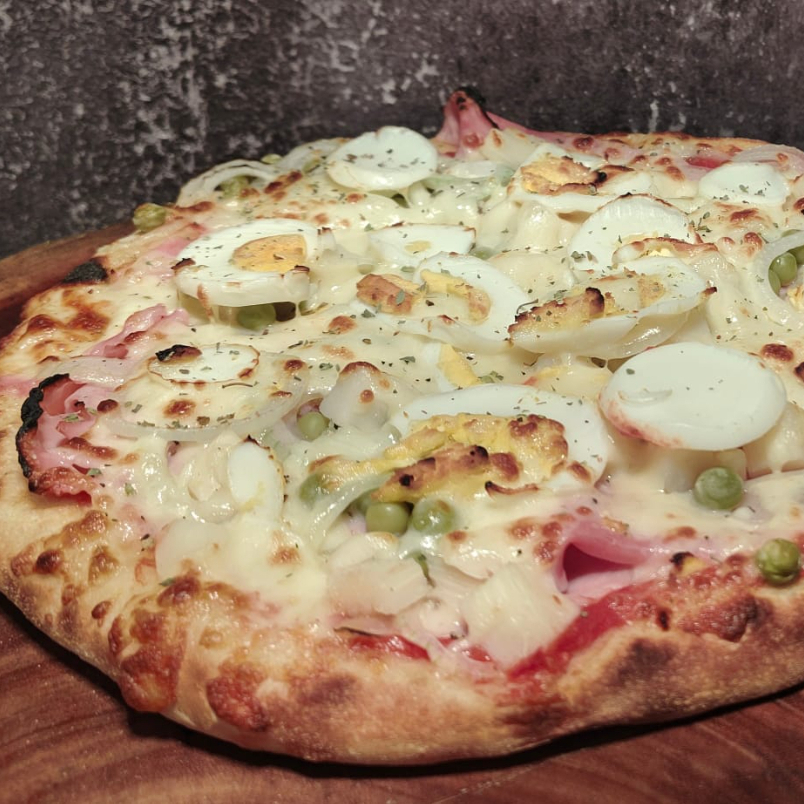 MASSA / MOLHO TOMATE NATURAL / PRESUNTO / PALMITO / ERVILHA/ OVO / CEBOLA / MUSSARELA/ AZEITONA E OREGANO