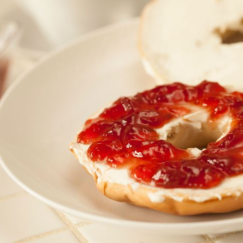 Bagel Queso Crema y Mermelada de Fresa