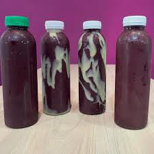 Delicioso Açai batido na garrafa.