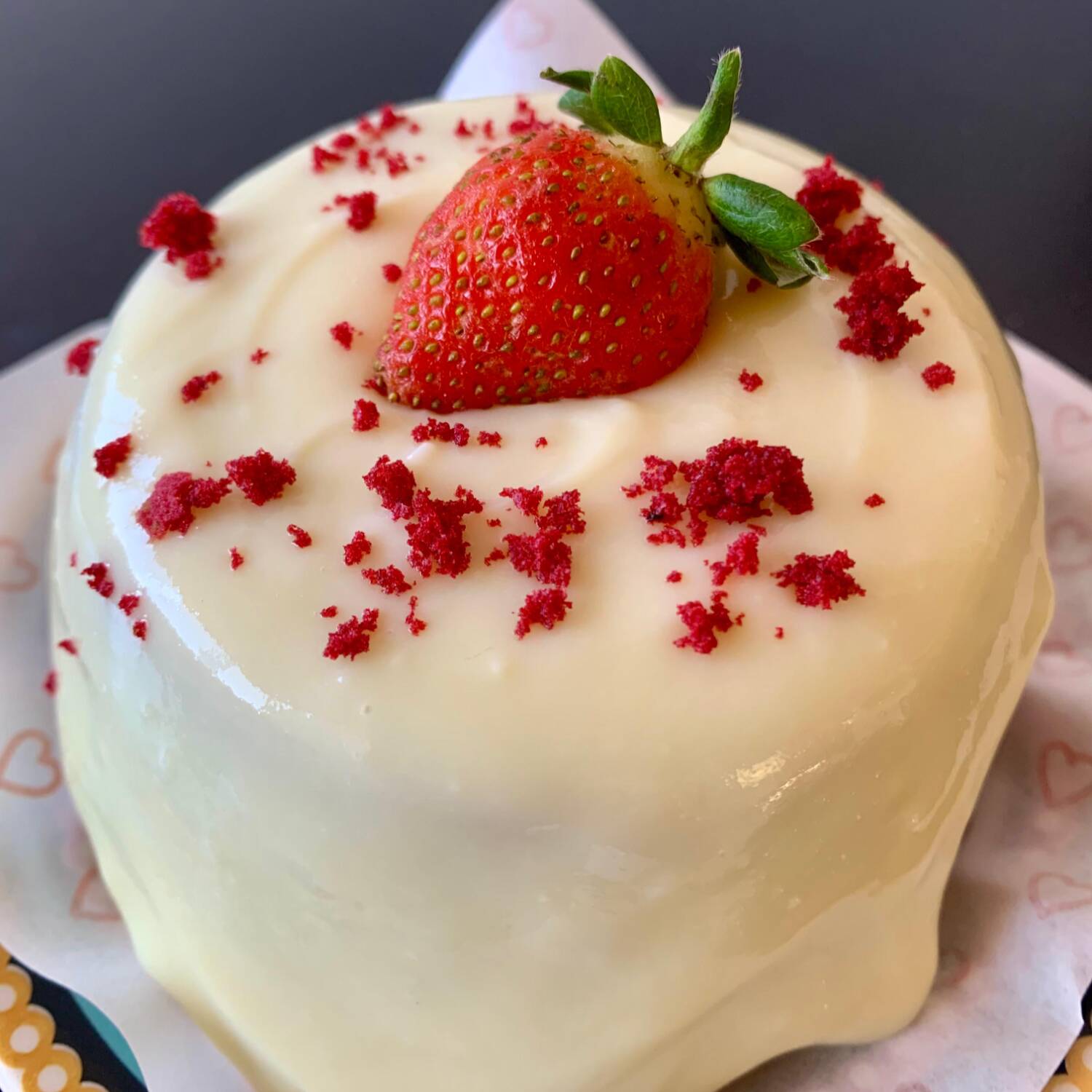 Massa amanteigada, recheada com geleia artesanal de morango, coberto com creme branco.