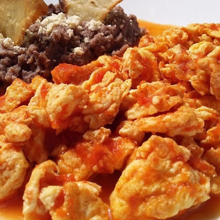 Huevos al Gusto con Salsa Verde o Roja