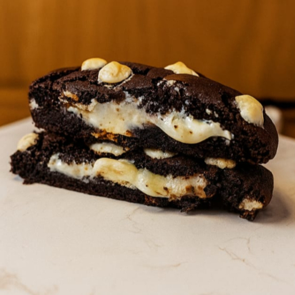 Um cookie intenso e marcante, feito com massa de cacau Black e uma combinação deliciosa de gotas de chocolate branco e meio amargo. No centro, um recheio generoso de chocolate branco super cremoso, que contrasta perfeitamente com a massa intensa de cacau. Serve 1 pessoa - Aproximadamente 100g ---------------Palavras-chave---------------- Entrega rápida, frete grátis, promoção, cupom, melhor preço, doces, bolos, sobremesa, gourmet, confeitaria, doceria, brigadeiro, brigadeiro gourmet, cookie, cookie recheado, cookie tradicional, cookie gotas de chocolate, cookie mil gotas, cacau black. cookie cacau, cookie chocolate, chocolate branco, cookie chocolate branco