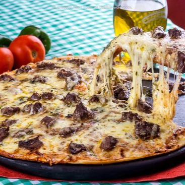 Pìzza artesanal com blend de queijos mussarela e provolone e tiras de mignon com molho especial.