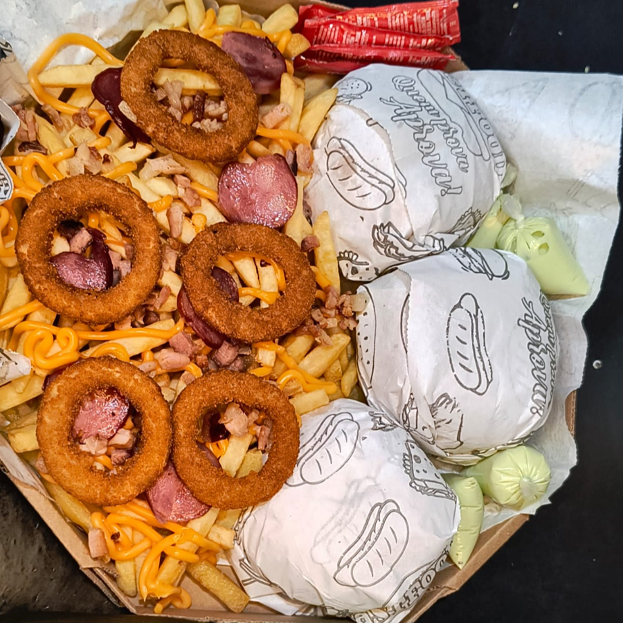 3 Lstudo ( Pão , carne , queijo, presunto, calabresa, bacon , salada , ovo ,  batata palha , molho verde e  ketchup ) + batata maluca ( Batata , bacon , calabresa , cheddar ) + anéis de cebola + 1 Refrigerante