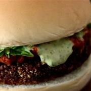 Pão, Hambúrguer Artesanal de Costela Bovina, Queijo, Presunto, Molho Parmê  e Molho Especial da Casa.