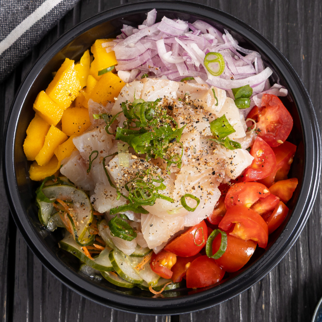 Cubos de tilápia temperada com leve toque cítrico, servidos com gohan, manga, pepino, cebola roxa e tomate cereja Sabor suave e equilibrado para quem ama peixe branco.