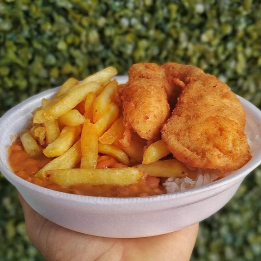 Filé de frango empanado, douradinho e crocante por fora, macio por dentro, acompanhado de arroz soltinho, batata frita crocante e aquele molho saboroso que completa o prato. Uma refeição caprichada e bem servida para matar a fome de verdade! 500 Gr