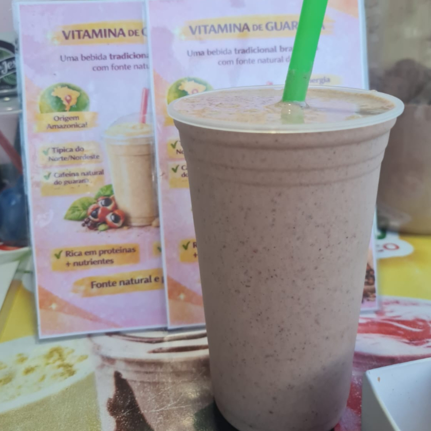 Banana fresca batida com guaraná em pó, combinada ao leite em pó, castanhas e amendoim, finalizada com um leve toque de xarope. Uma vitamina encorpada, naturalmente energética e com o sabor clássico que sustenta. O verdadeiro sabor do Puro Guarana. Consumo Imediato pois leva Banana.