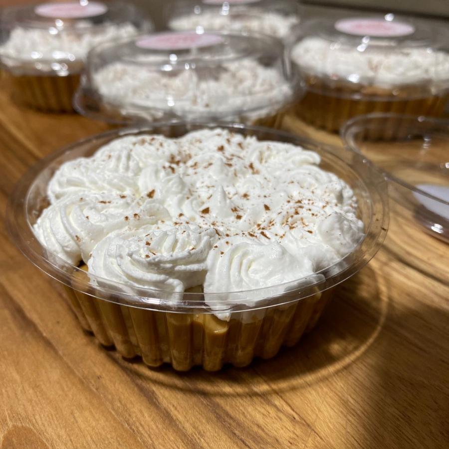 Um delicioso potinho recheado com uma camada de bolacha triturada, doce de leite cremoso, banana cortadas em rodelas e para finalizar um chantininho com canela polvilhada por cima.