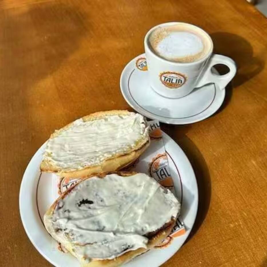 Nosso pão francês tostado com requeijão é a combinação perfeita de crocância e cremosidade!