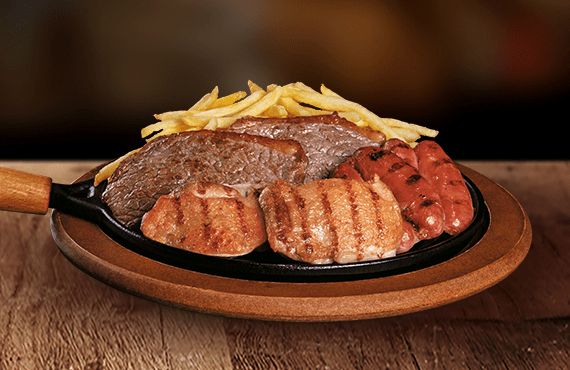 2 bifes bovinos (Aprox. 85g cada), 2 porções de 1/2 sobrecoxa de frango (Aprox. 95g cada) e 2 linguiças suínas (Aprox. 60g cada). Cada prato acompanha: Arroz, feijão, farofa, fritas e molho.