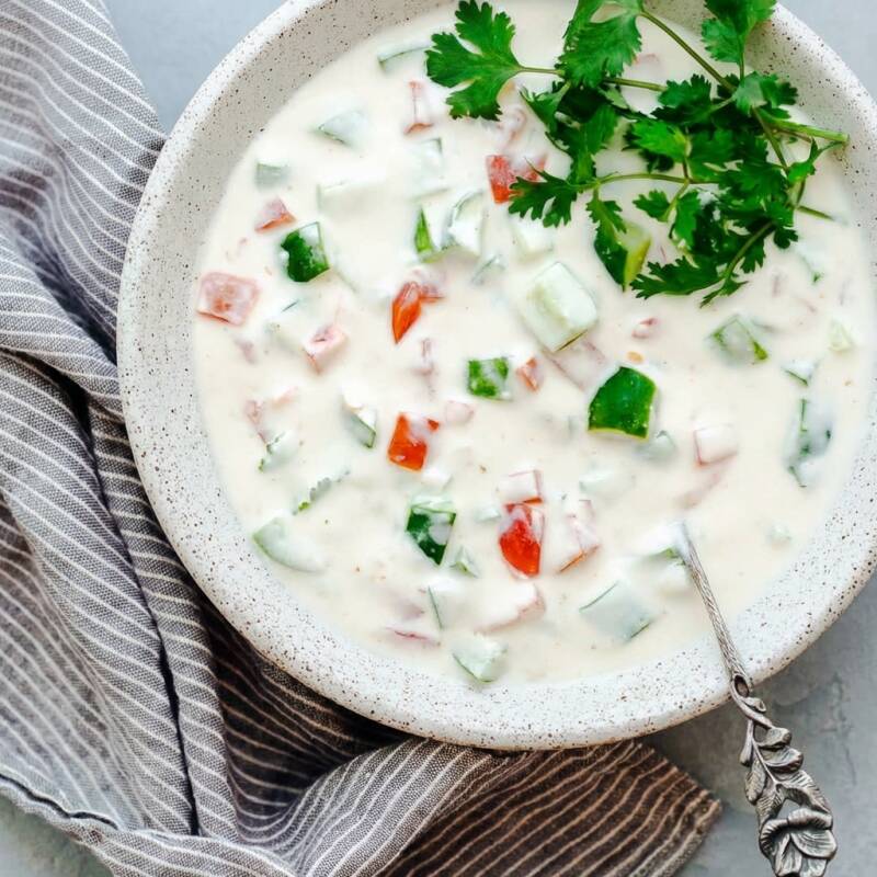 Iogurte fresco temperado com cebola, tomate e pepino.