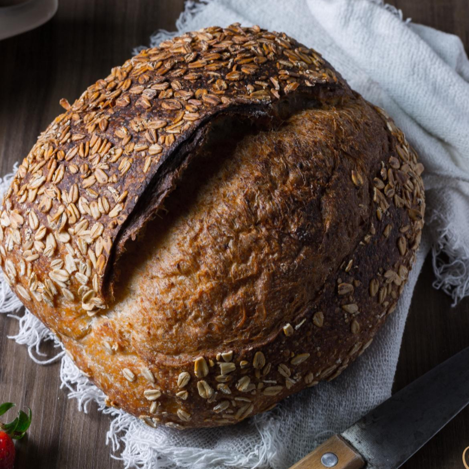 Farinha clássica, água, sal, levain, aveia e mel