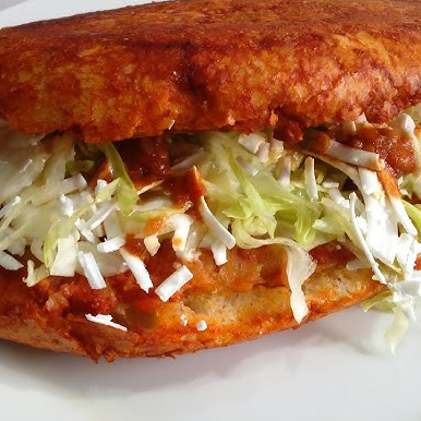 PAMBAZO DE TINGA DE POLLO