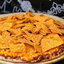 🍅 Molho Rufu’s, 🧀 catupiry, 🧀 muçarela premium, 🧀 cheddar cremoso, orégano, 🌶️ pepperoni, 🥓 bacon crocante, 🔶 doritos e páprica. Cremosa, crocante e explosiva.