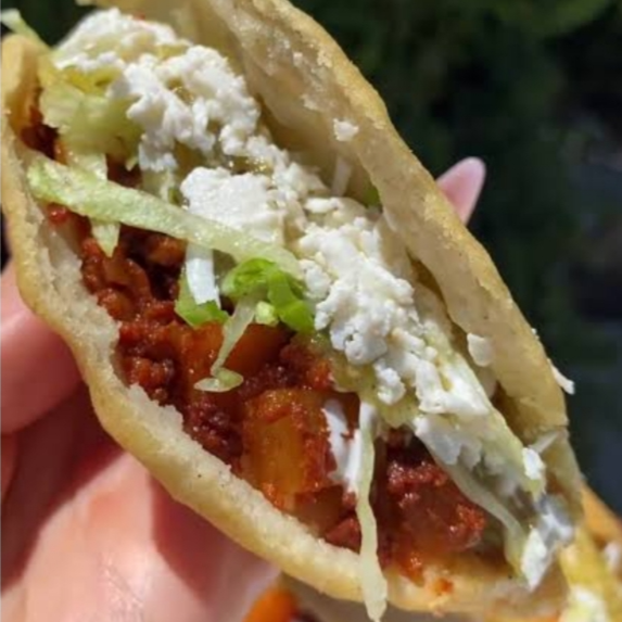 Quesadilla Grande Dorada de Chorizo con