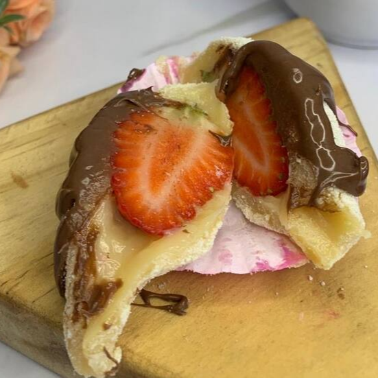 Morango fresco envolvido com brigadeiro de leite Ninho, passado no leite em pó. Acompanha um add de Nutella