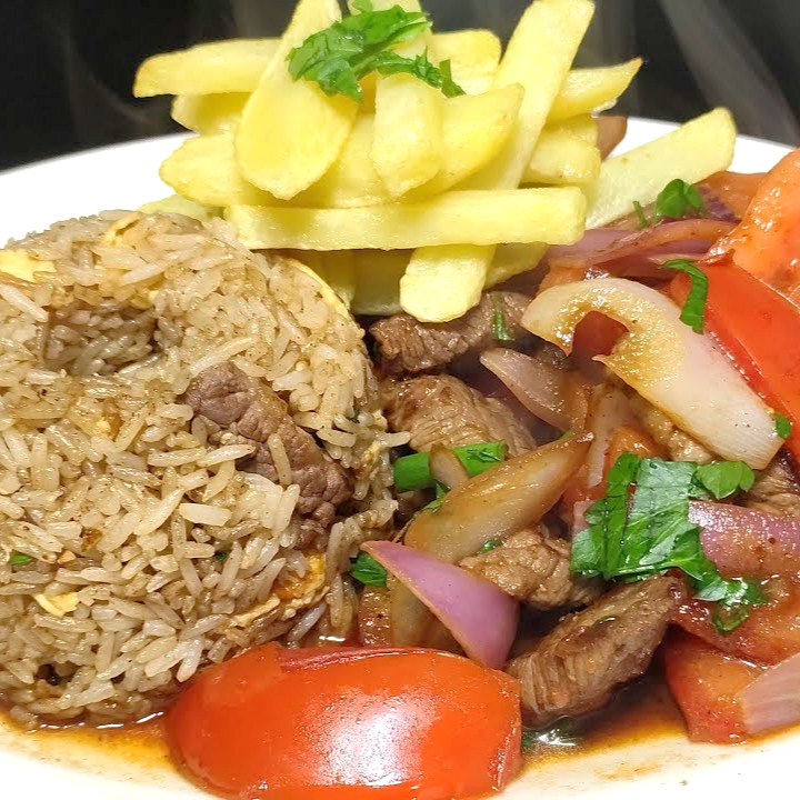 Combo Lomo Saltado de Pollo + Arroz Chaufa + Papas